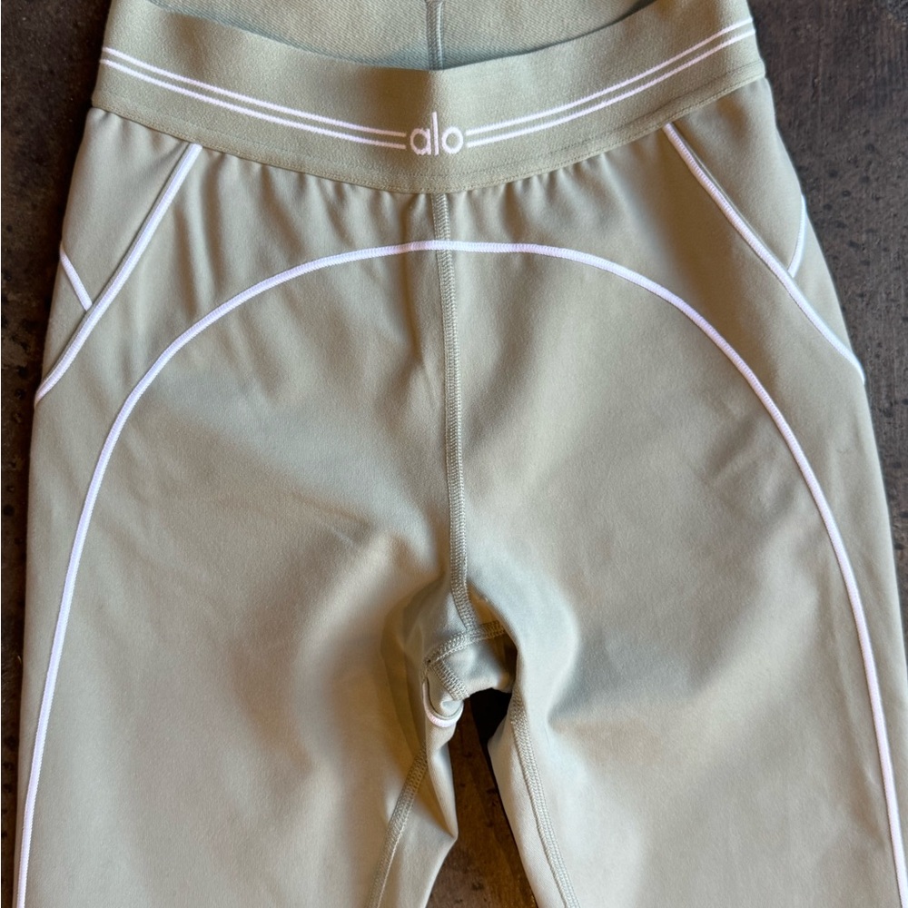 Alo Airbrush High-Waist Heart Throb
Legging in XS Limestone